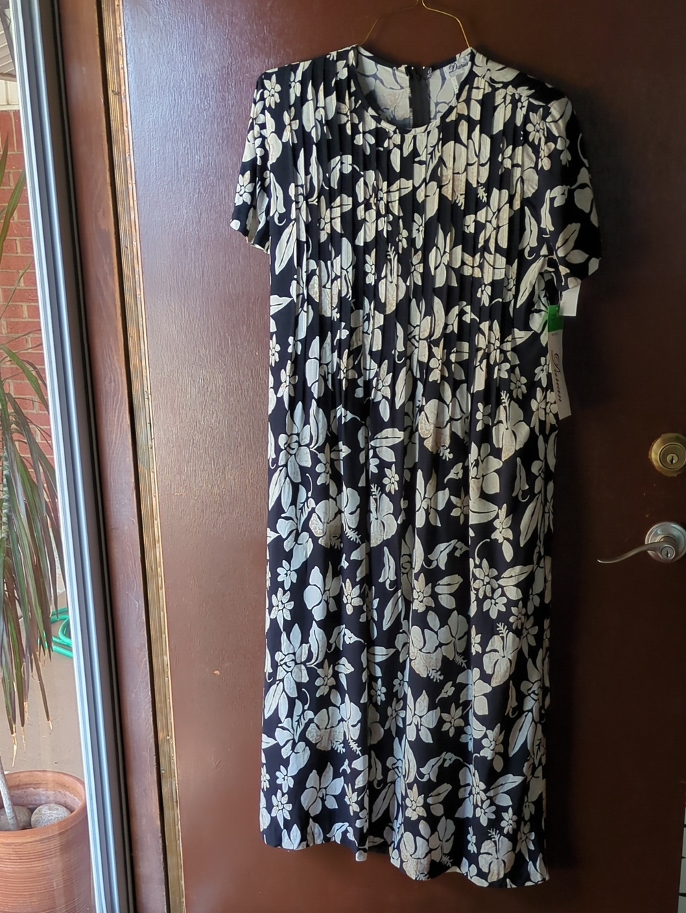 Darian Black and White Floral Rayon Dress Size 10